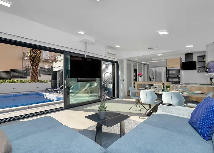 Lulani Pool * Makarská