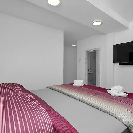 Lulani Pool ماكارسكا