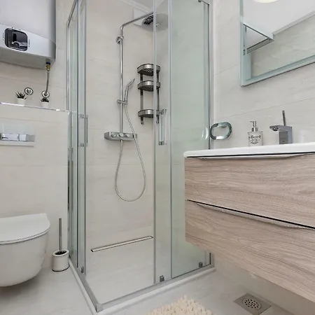 Lulani Pool ماكارسكا