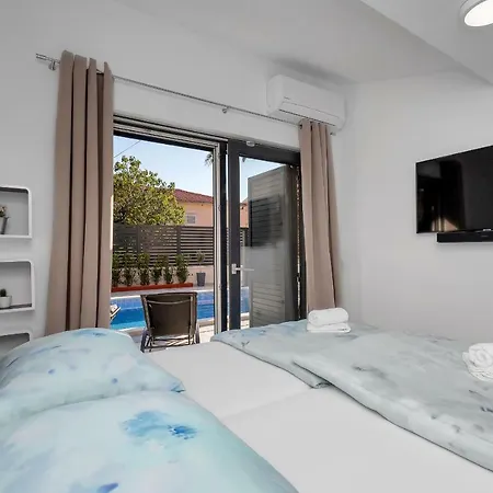 Lulani Pool * ماكارسكا